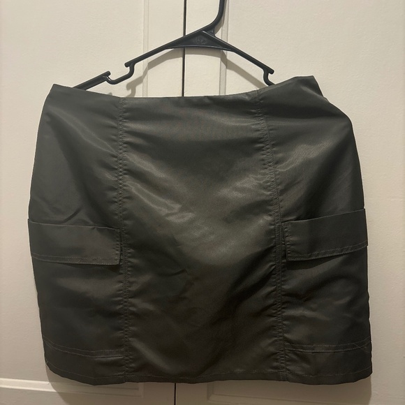 Revolve green mini skirt - Picture 1 of 4